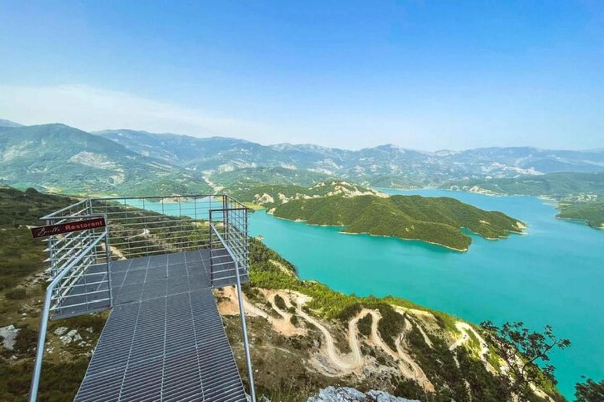 un ponte sospeso in cima a una montagna sopra un lago
