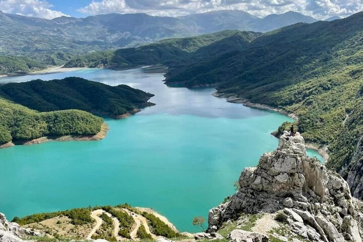 una vista di un lago in cima a una montagna