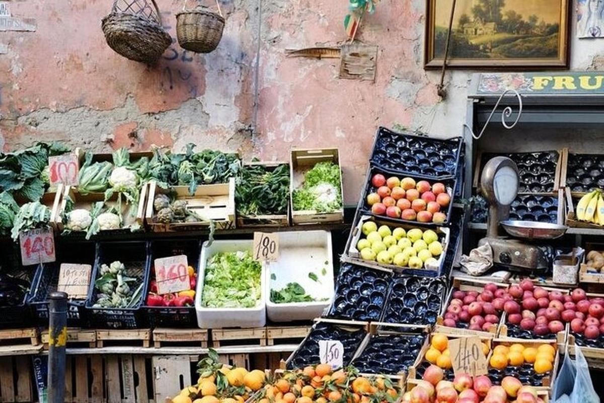 pasar yang memajang buah-buahan dan sayuran