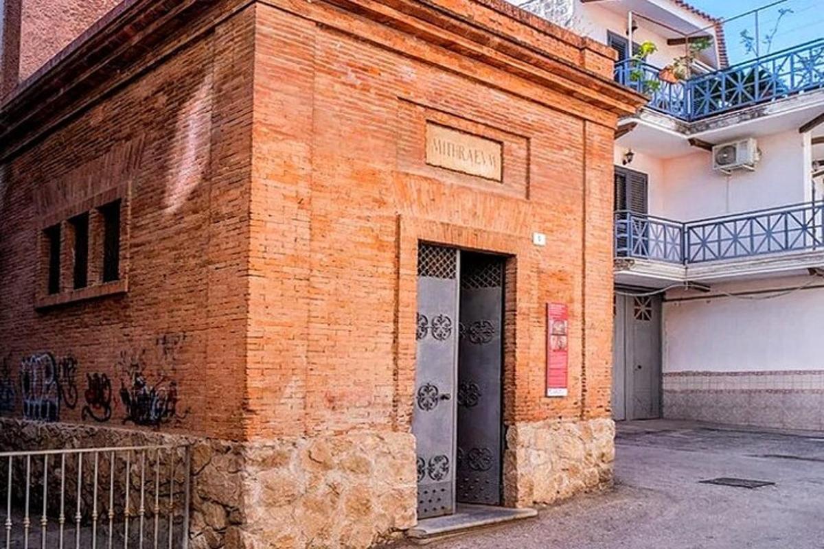 ένα κτίριο από τούβλα με πόρτα και μπαλκόνι
