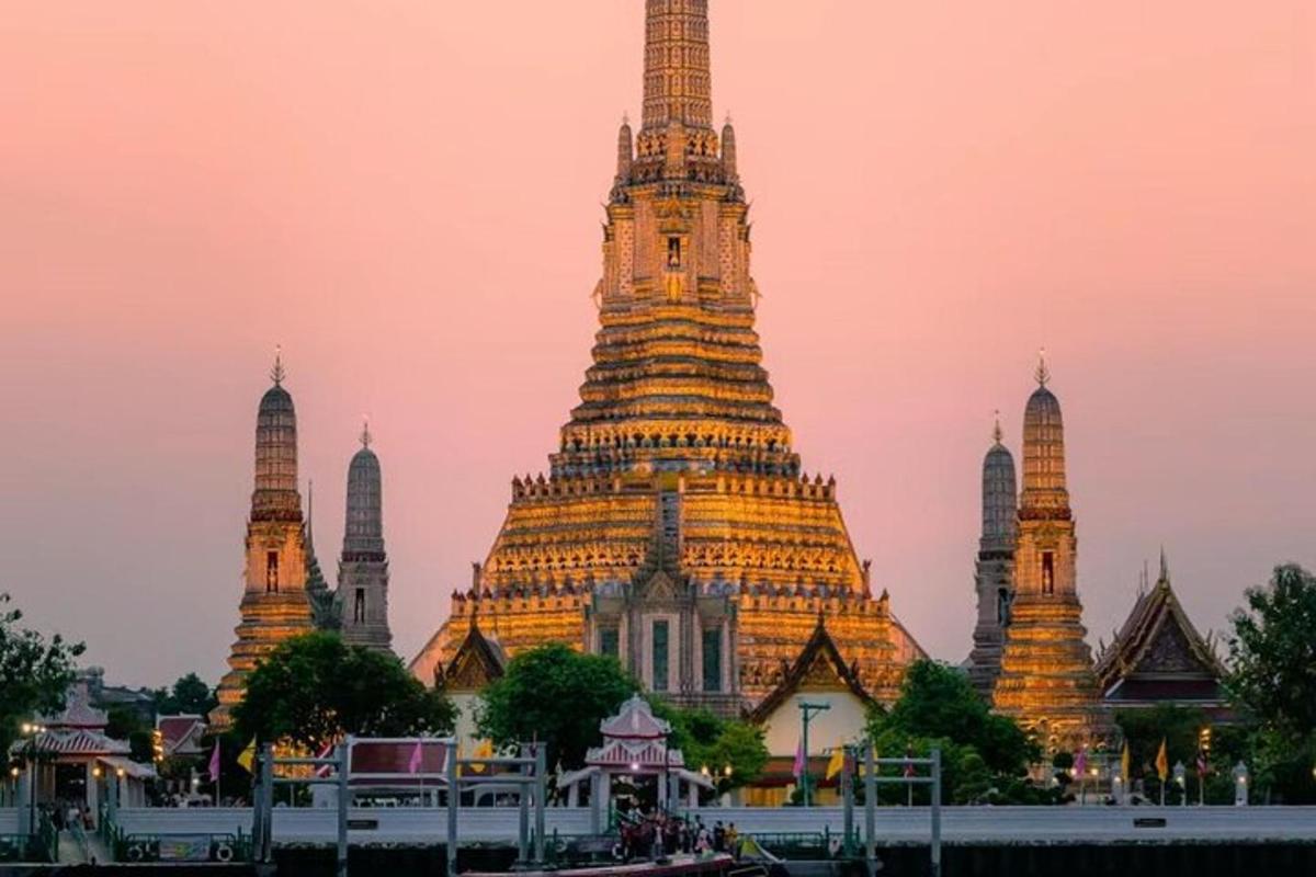 un grande edificio con una torre di fronte
