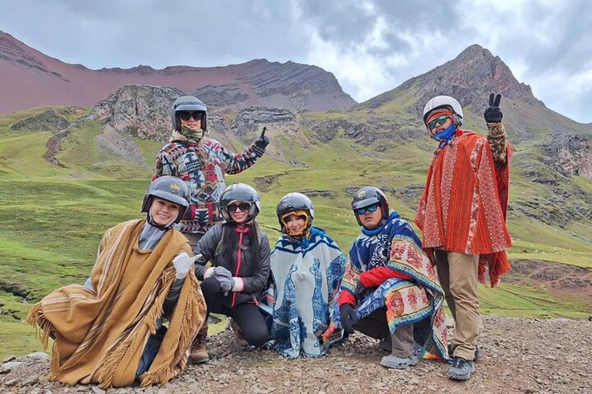 Un grupo de personas posando para una foto en una montaña.