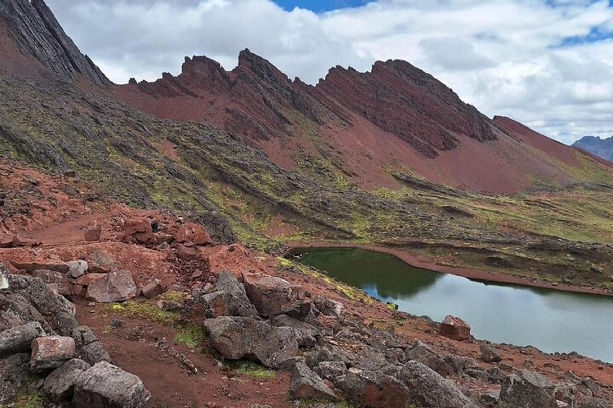 una montaña con un lago al lado