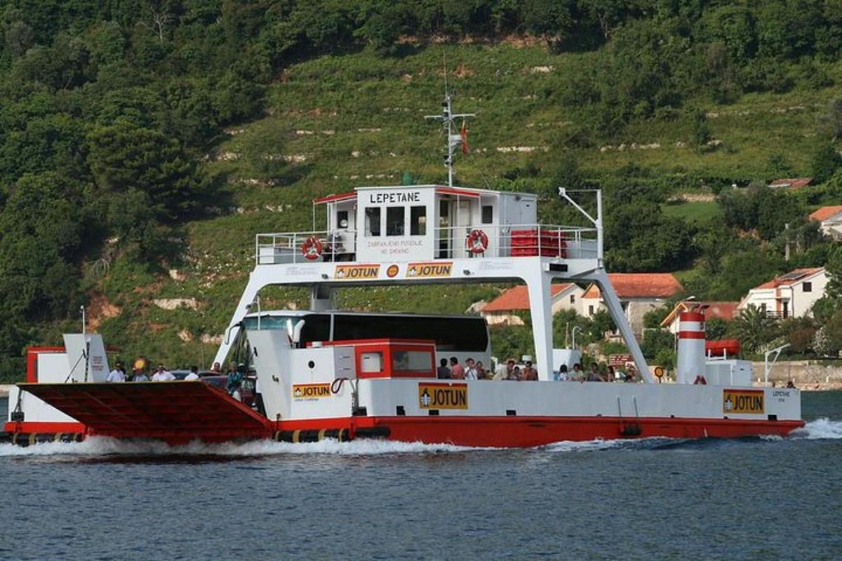 una barca con molte persone a bordo in acqua