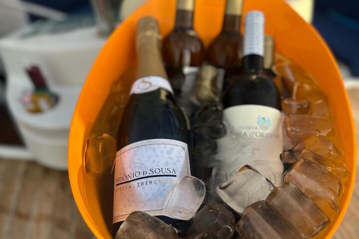una cesta llena de botellas de vino y piedras