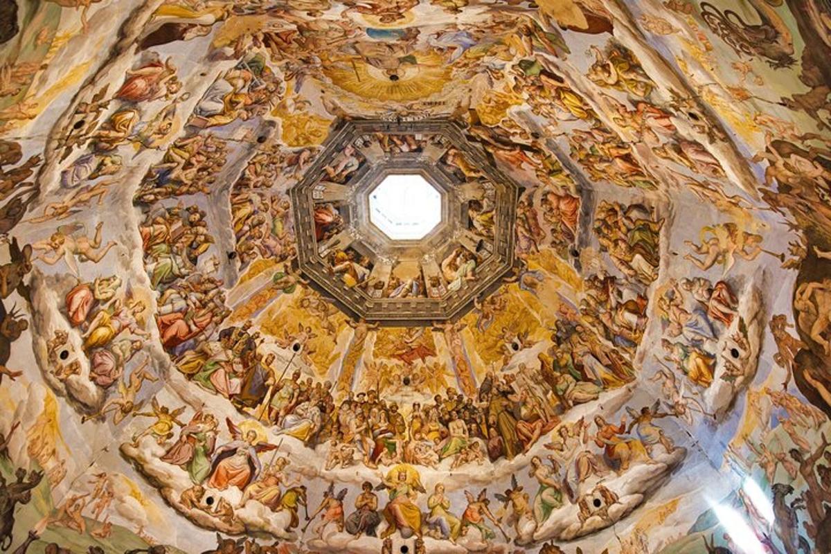 una pintura en el techo de una iglesia