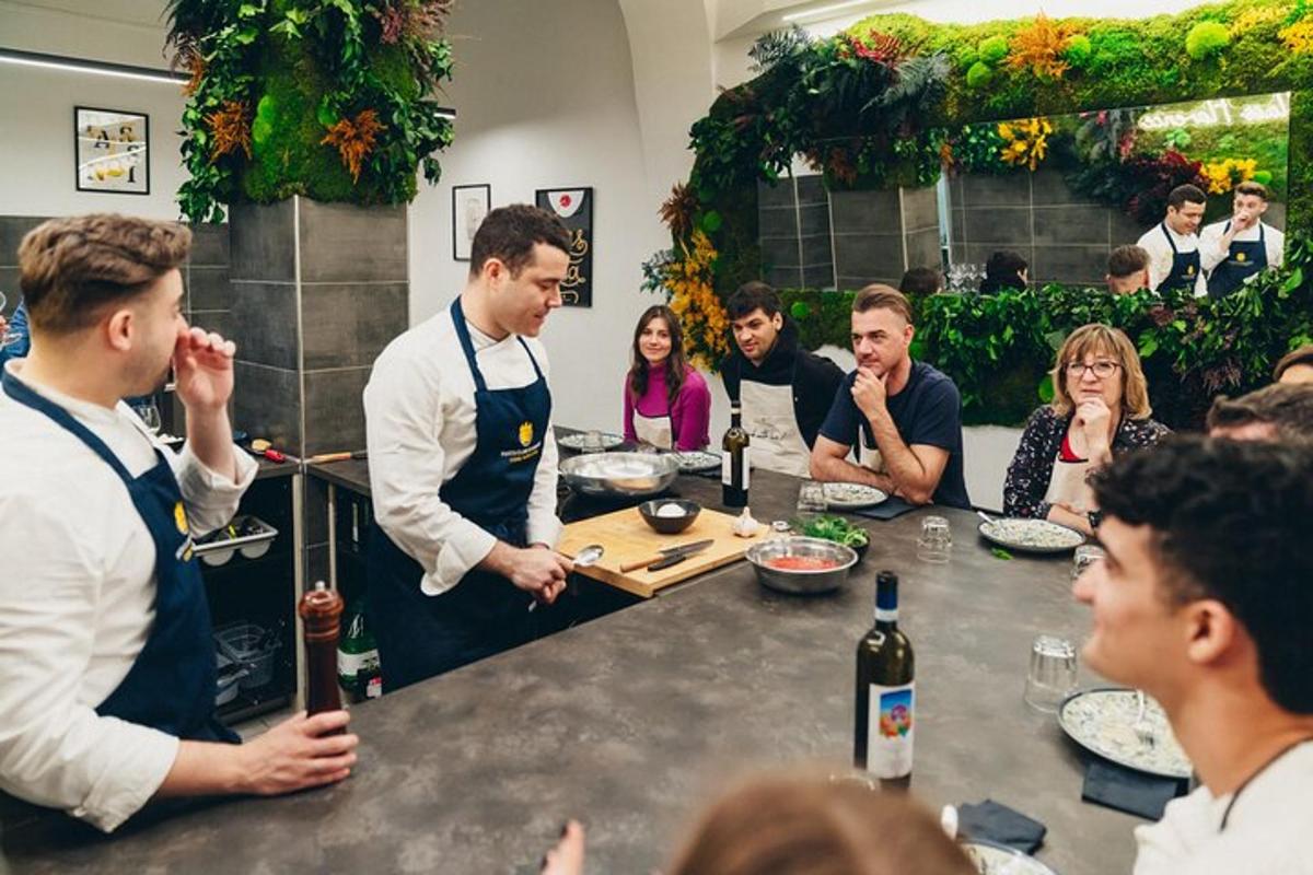Un grupo de personas sentadas alrededor de una mesa con botellas de vino.