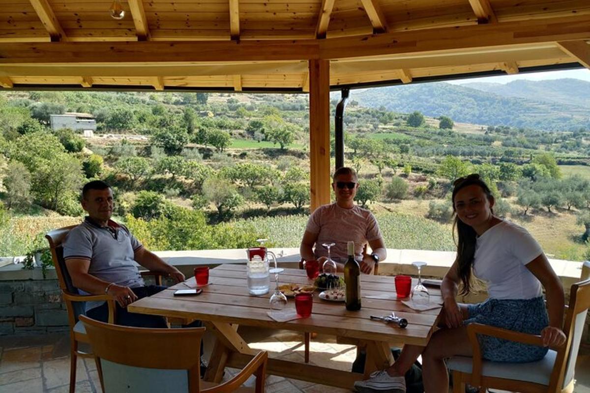 un gruppo di persone sedute attorno a un tavolo di legno