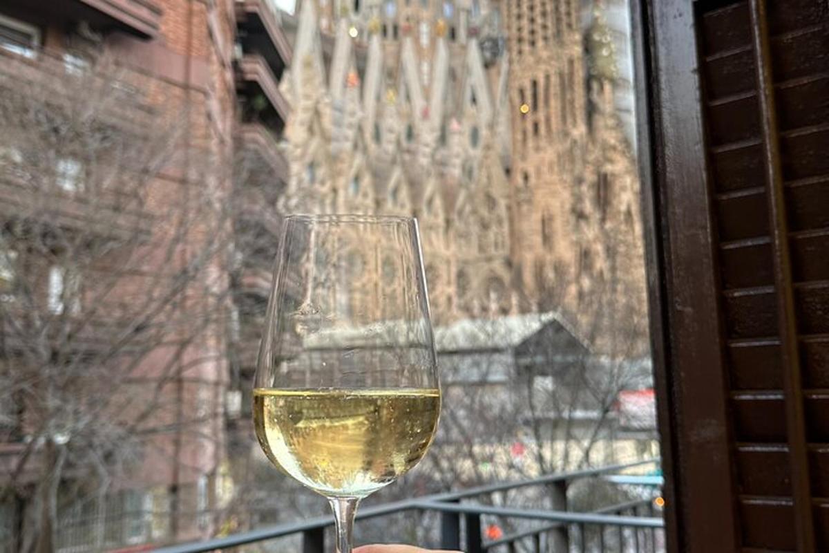un pahar de vin alb în fața unei ferestre