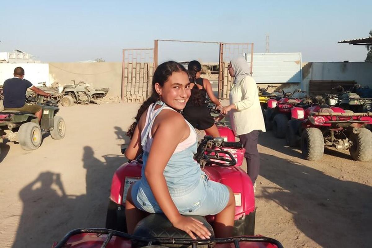 un grup de oameni care călăresc o motocicletă în deșert