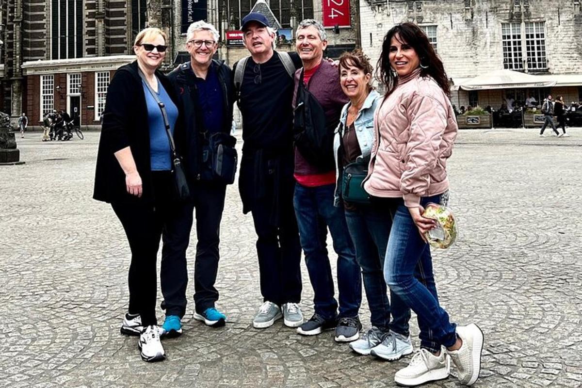 Un grupo de personas posando para una foto en una ciudad.