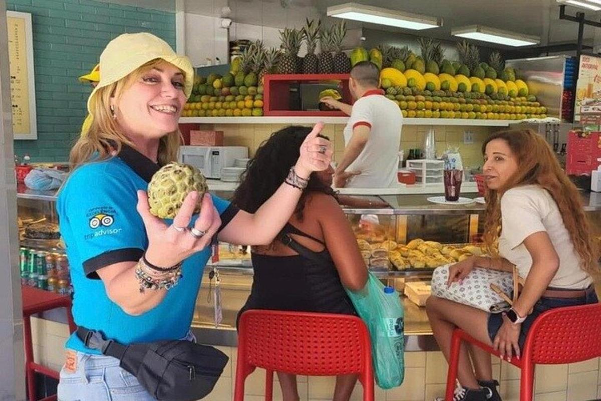 Skupina žen sedících v obchodě a držících ovoce