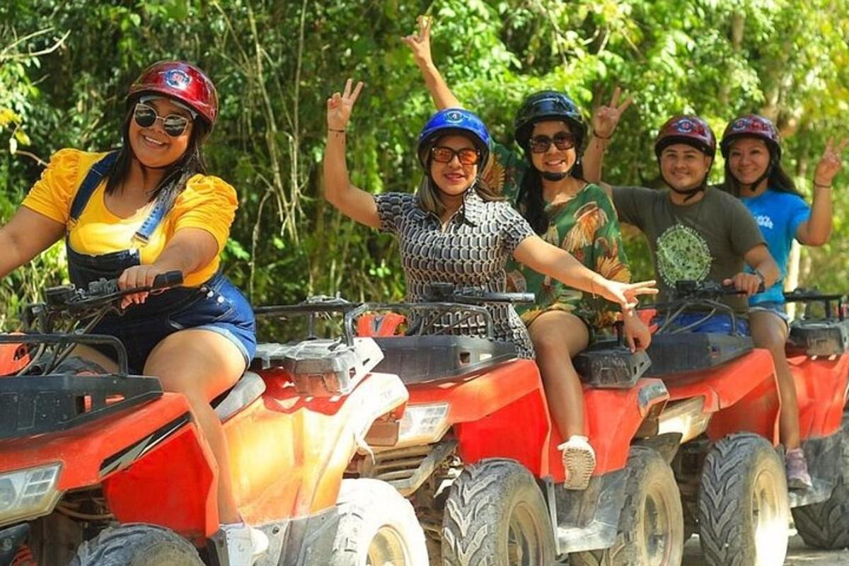 sekelompok orang yang mengendarai kendaraan roda empat