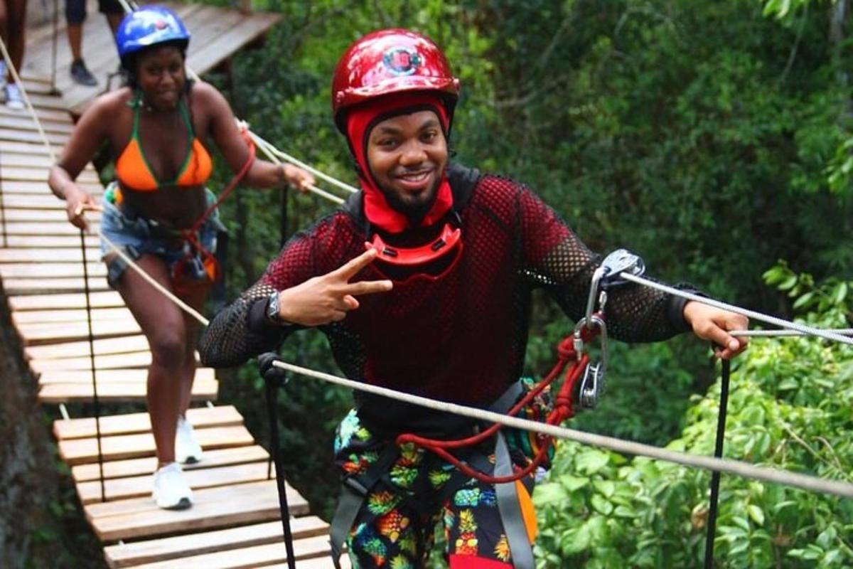 két ember egy zipline-on a dzsungelben