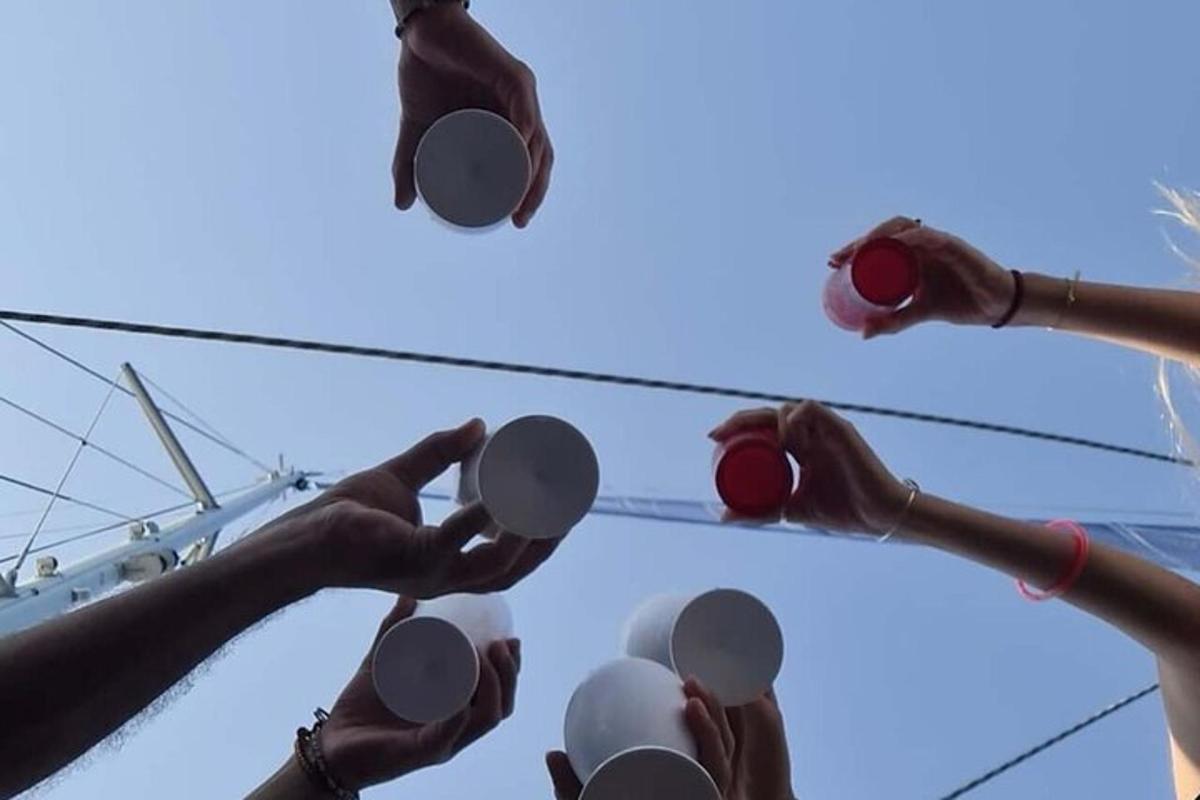 skupina lidí držících pouliční lampy