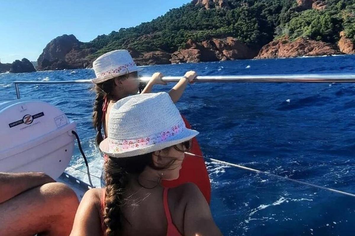 žena a dítě na lodi ve vodě
