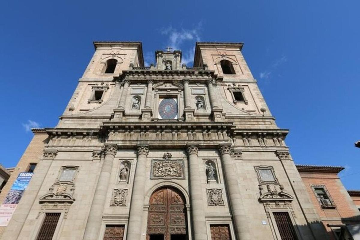 una torre alta con un orologio in cima