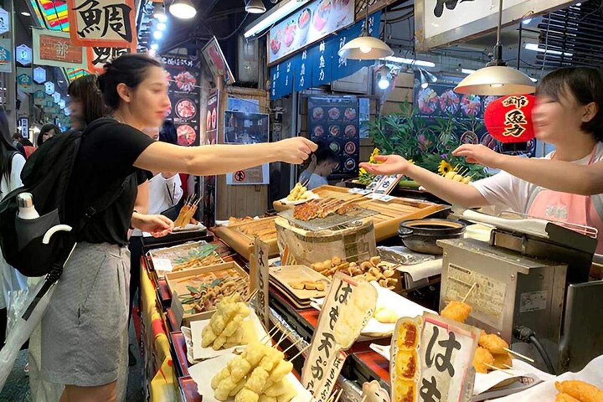 hai người phụ nữ đang phục vụ đồ ăn ở chợ