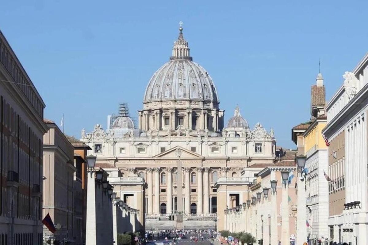 un grande edificio bianco con una cupola