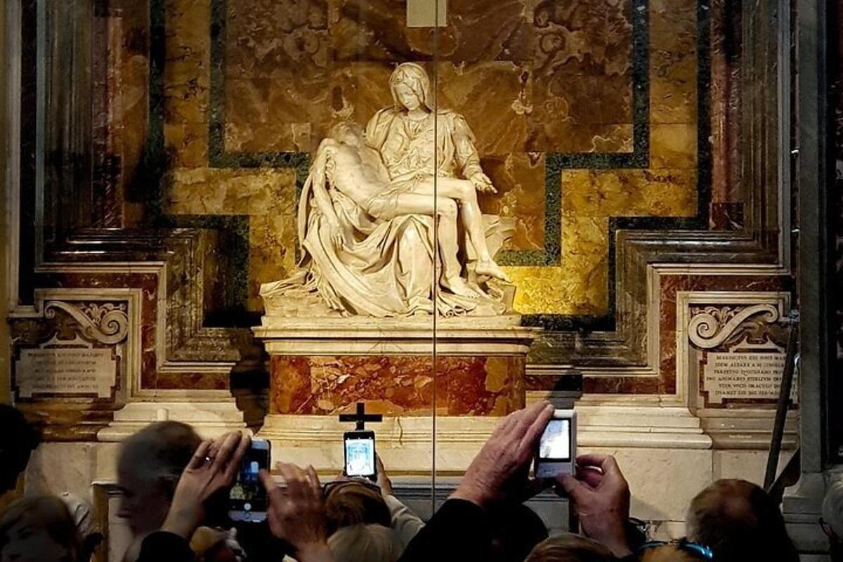 un gruppo di persone che scatta foto di una statua
