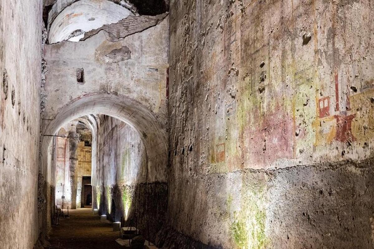 Egy régi folyosó egy régi épületben, graffitikkel a falakon