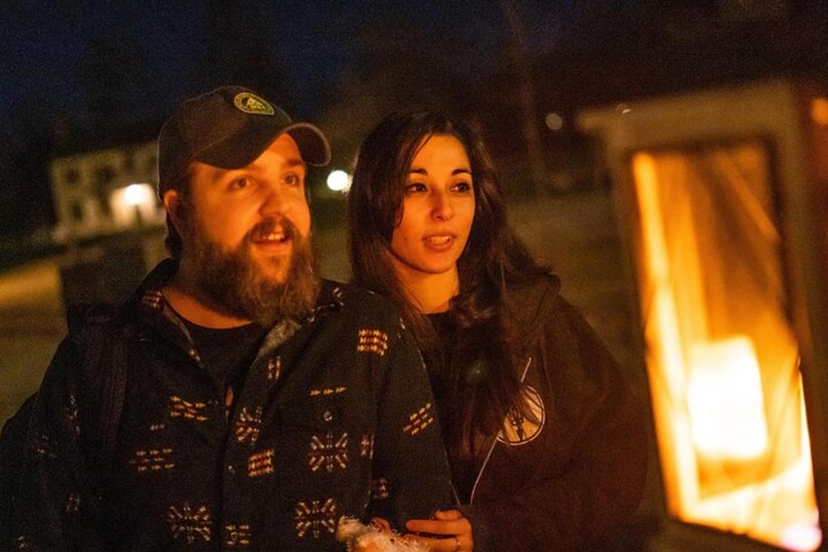 um homem e uma mulher parados um ao lado do outro