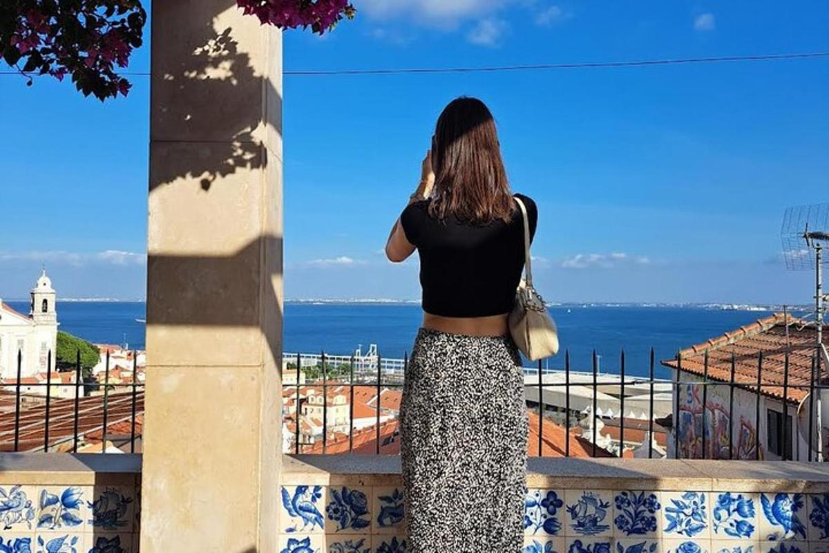 uma mulher olhando pela janela para o oceano