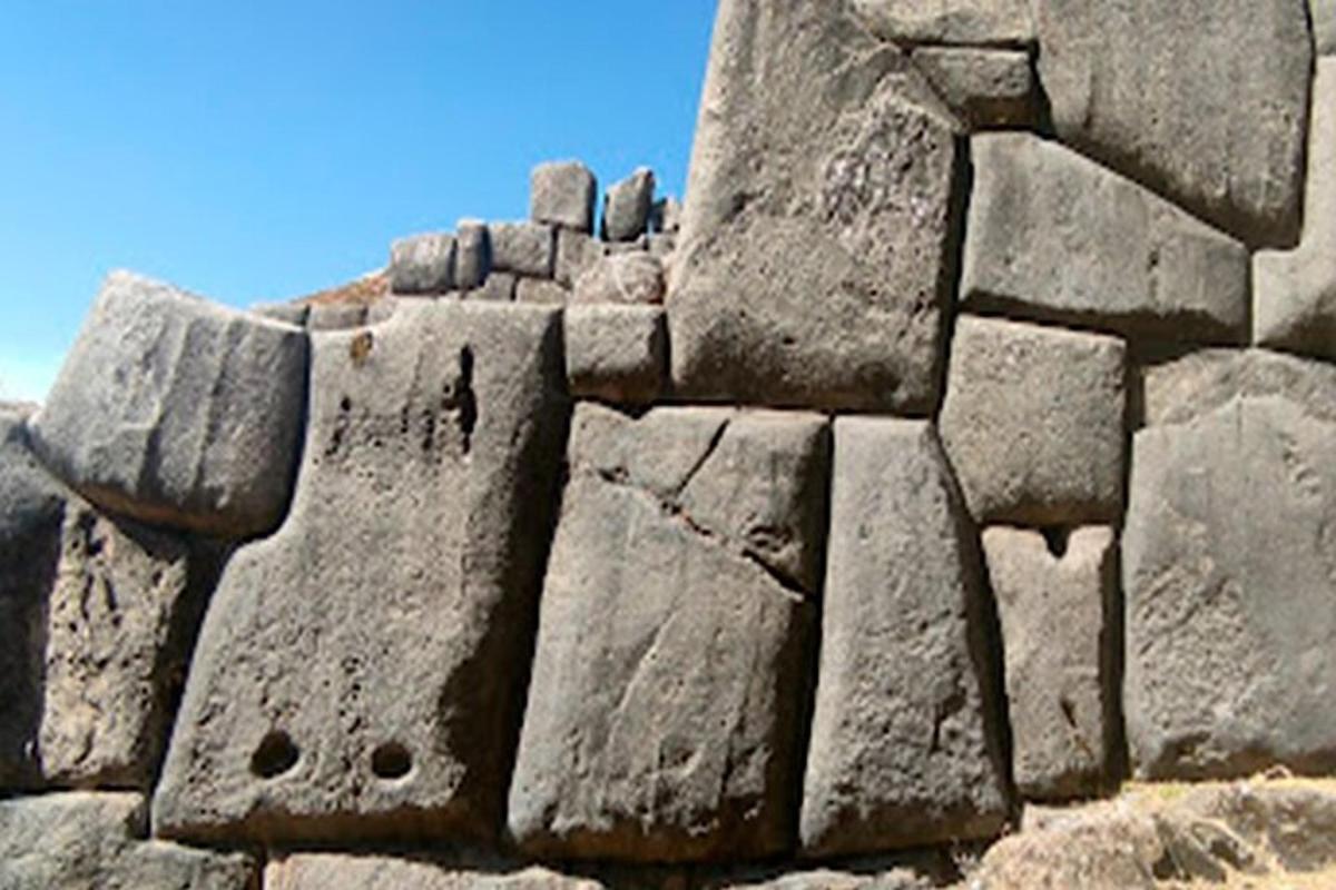 eine Steinmauer mit einem Haufen Steine
