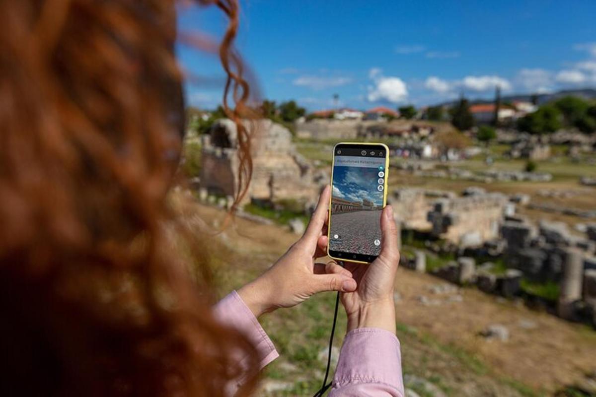 osoba fotící mobilním telefonem