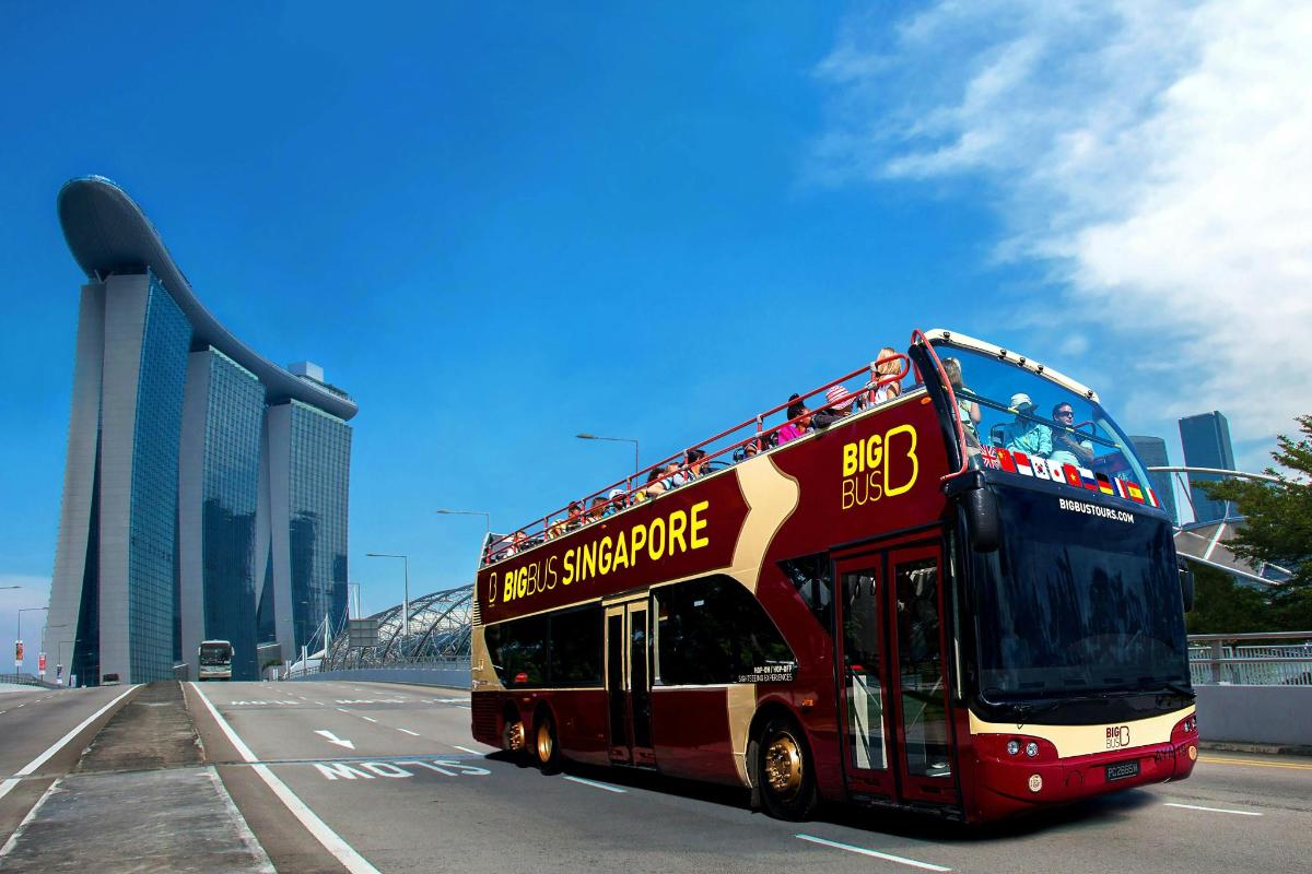 un autobus rosso a due piani che percorre una strada