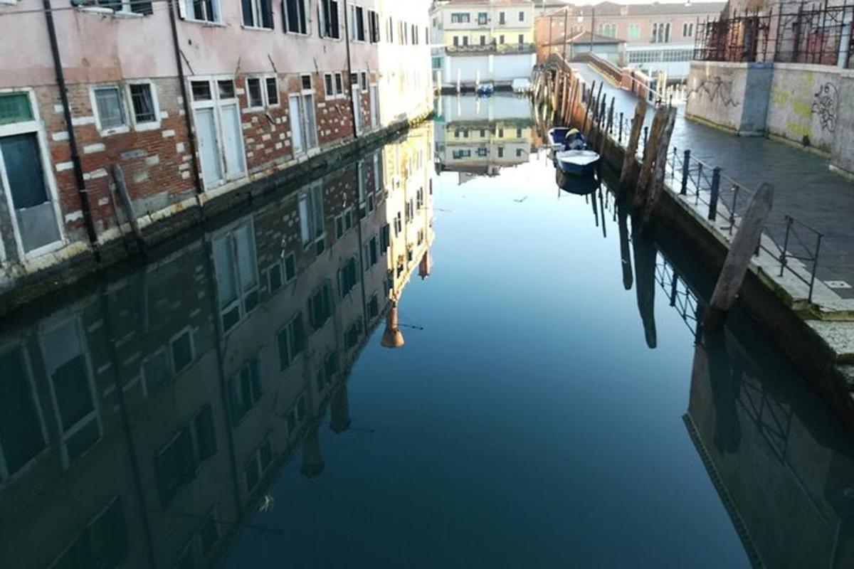 un canal d'aigua amb edificis i un vaixell