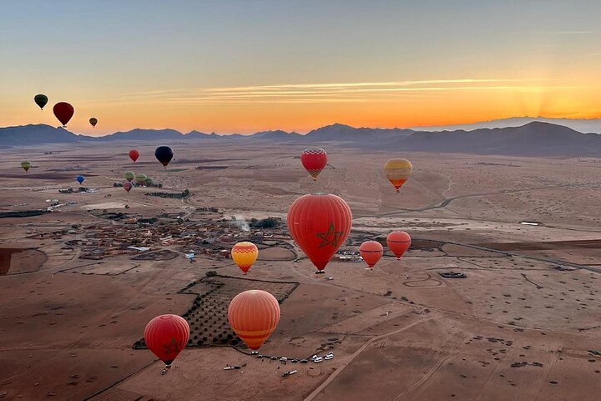 un gruppo di mongolfiere che sorvolano il deserto