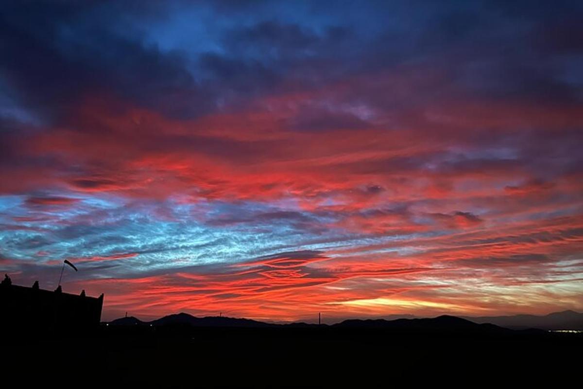 un tramonto con un cielo rosso e blu