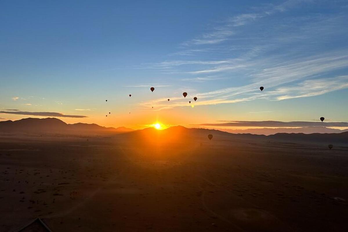 un gruppo di aquiloni che volano nel cielo al tramonto