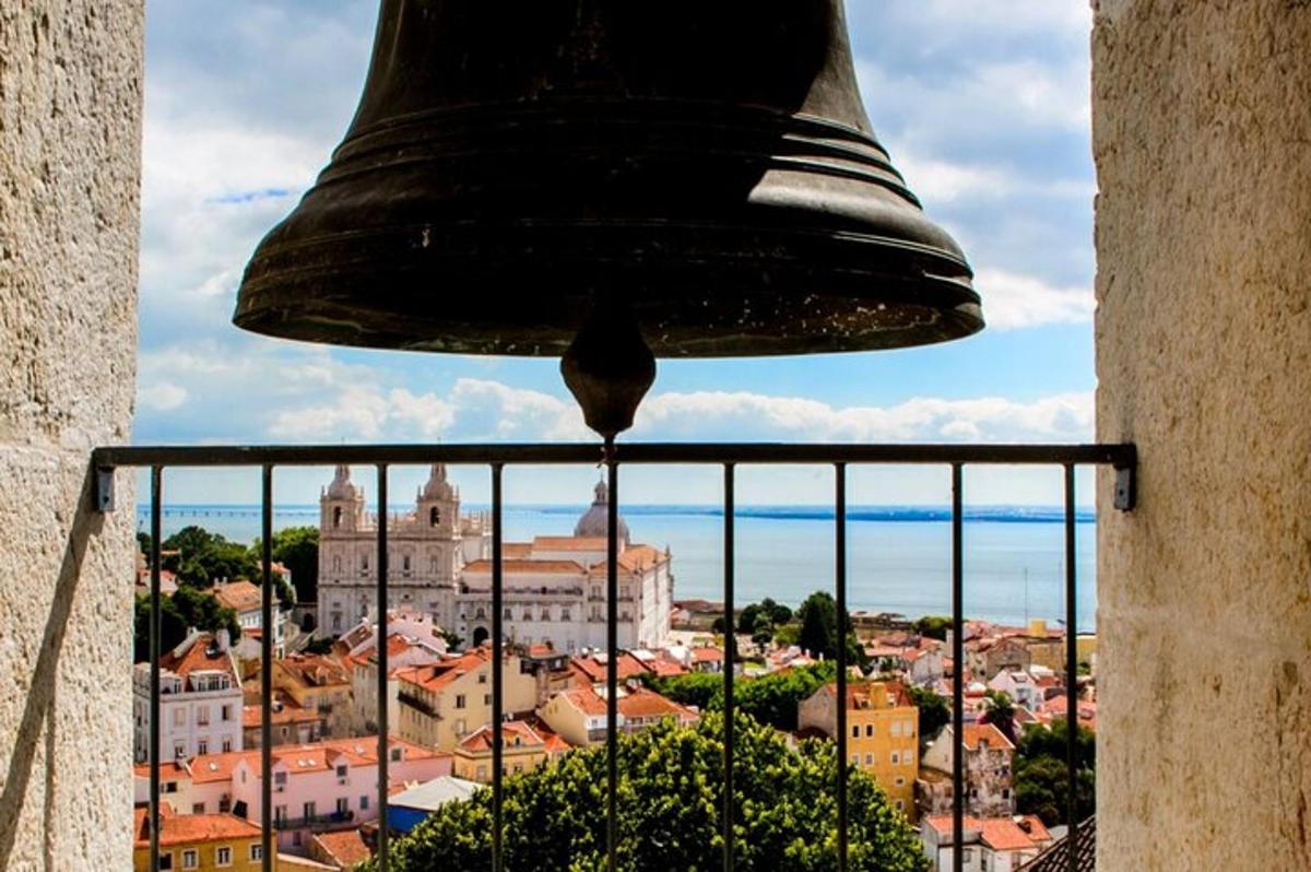um grande sino com vista para uma cidade