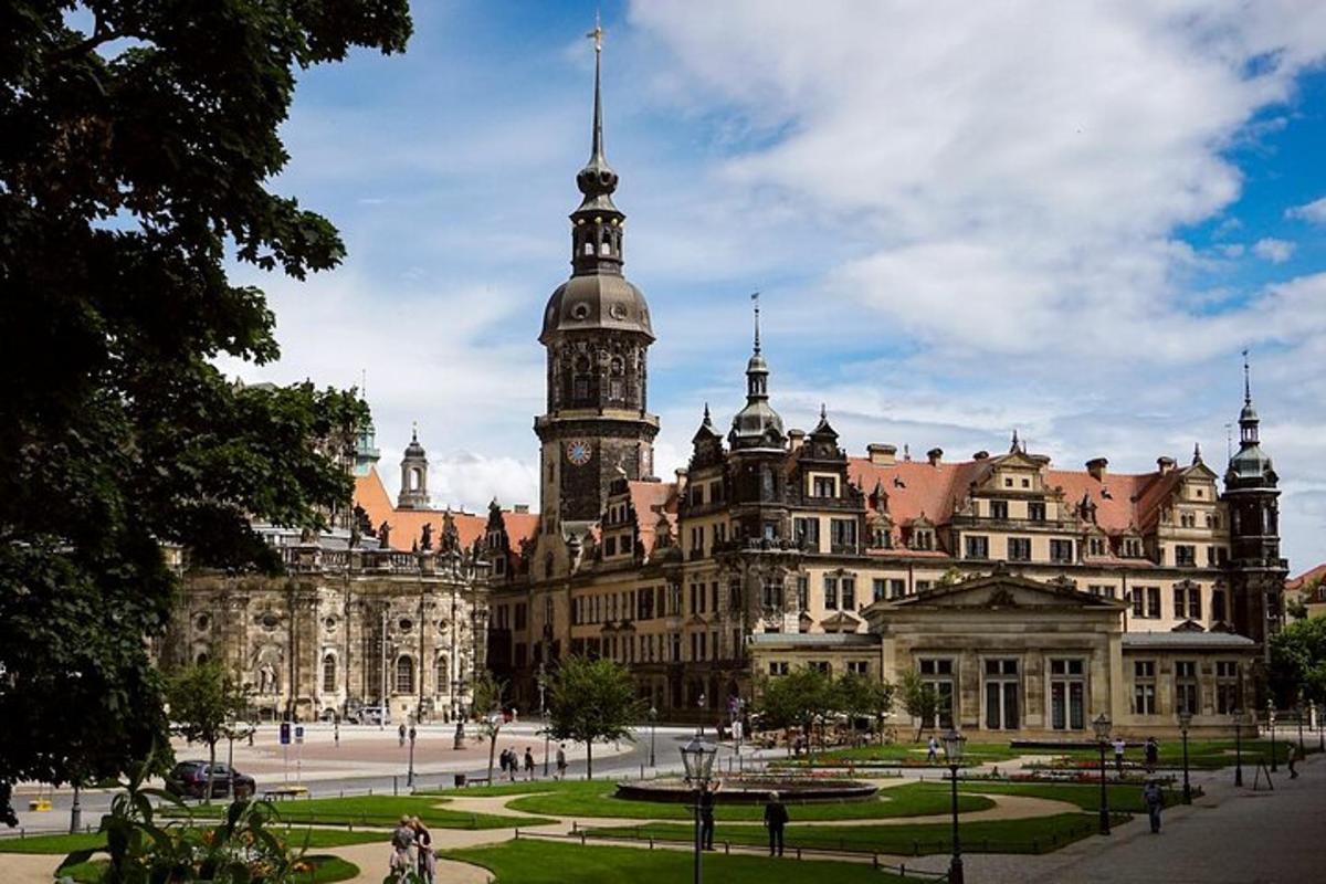 um grande edifício com uma torre do relógio no topo