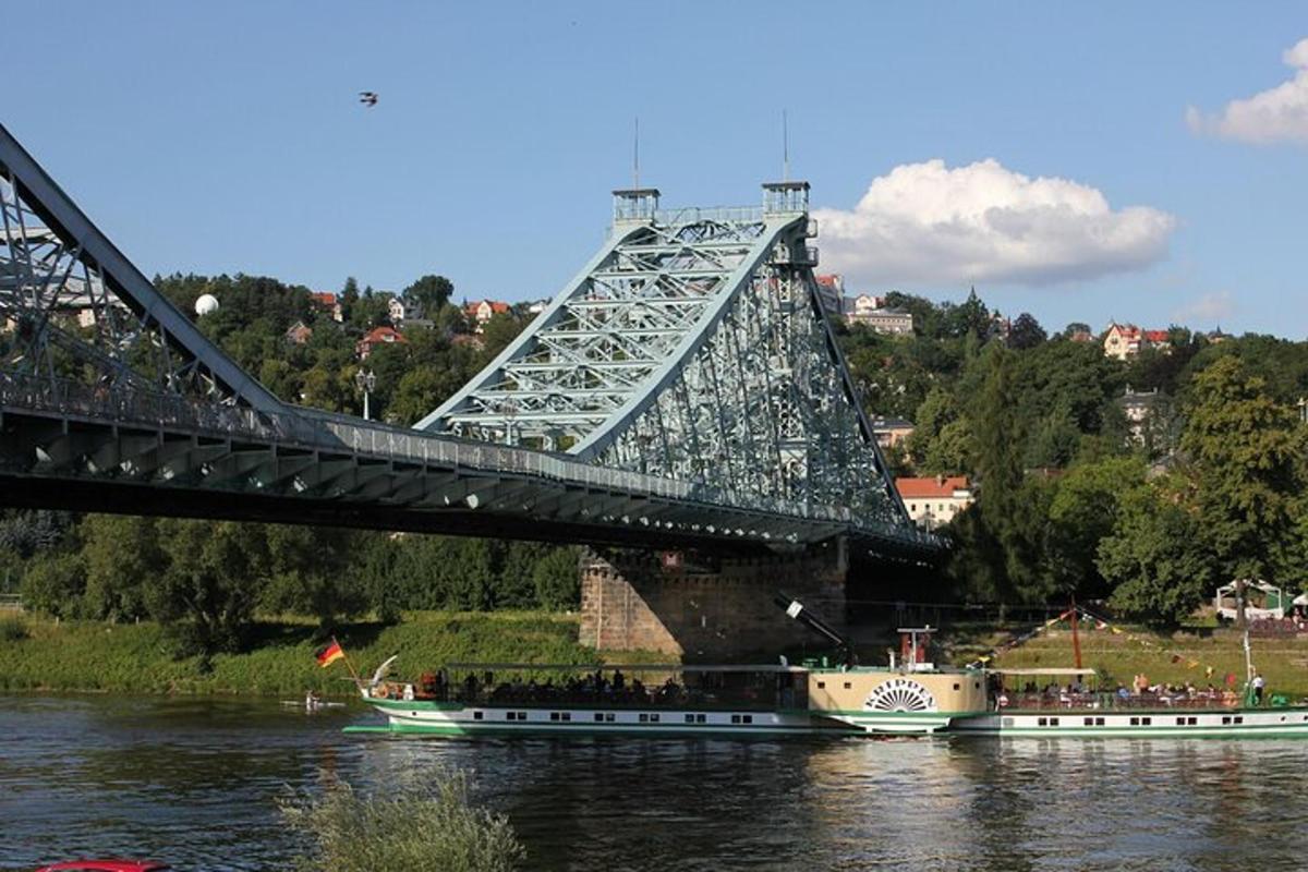 bátur í vatninu undir brú