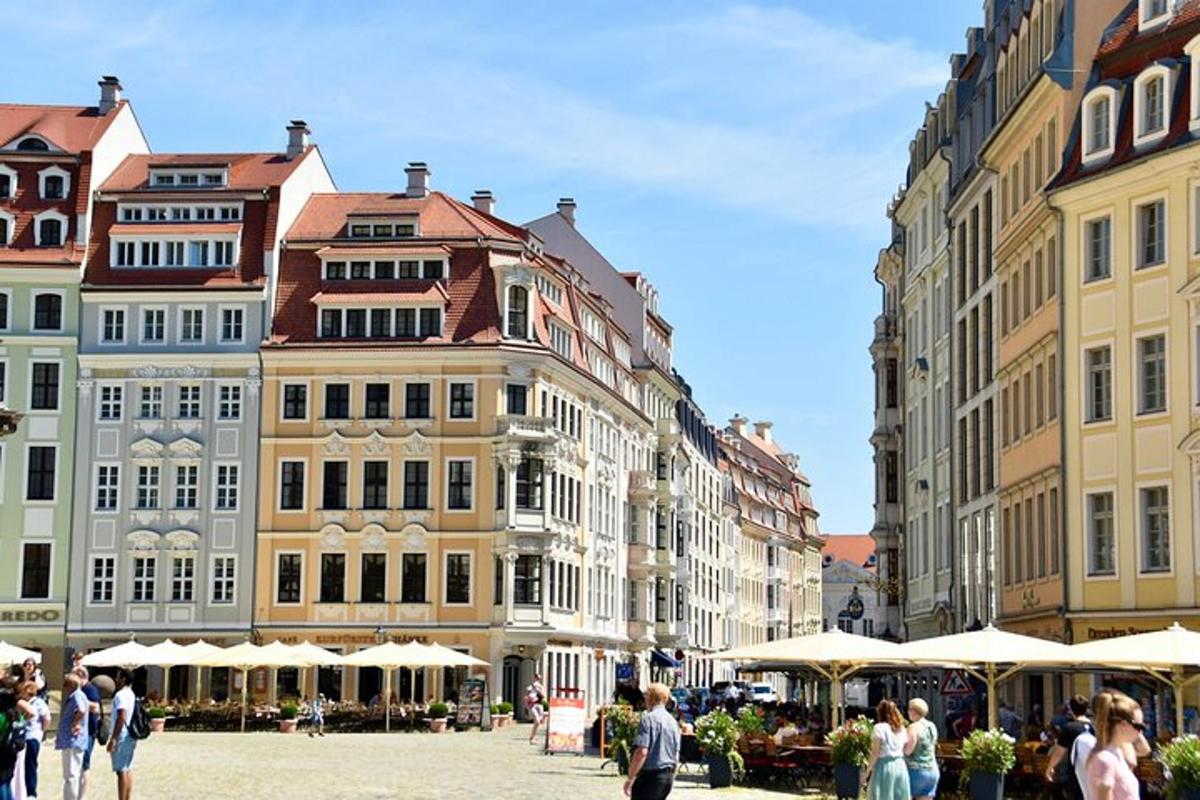 um grupo de edifícios com pessoas caminhando em uma rua