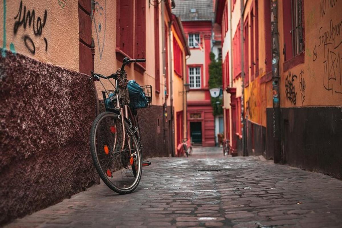 Una bicicleta apoyada contra una pared en una calle