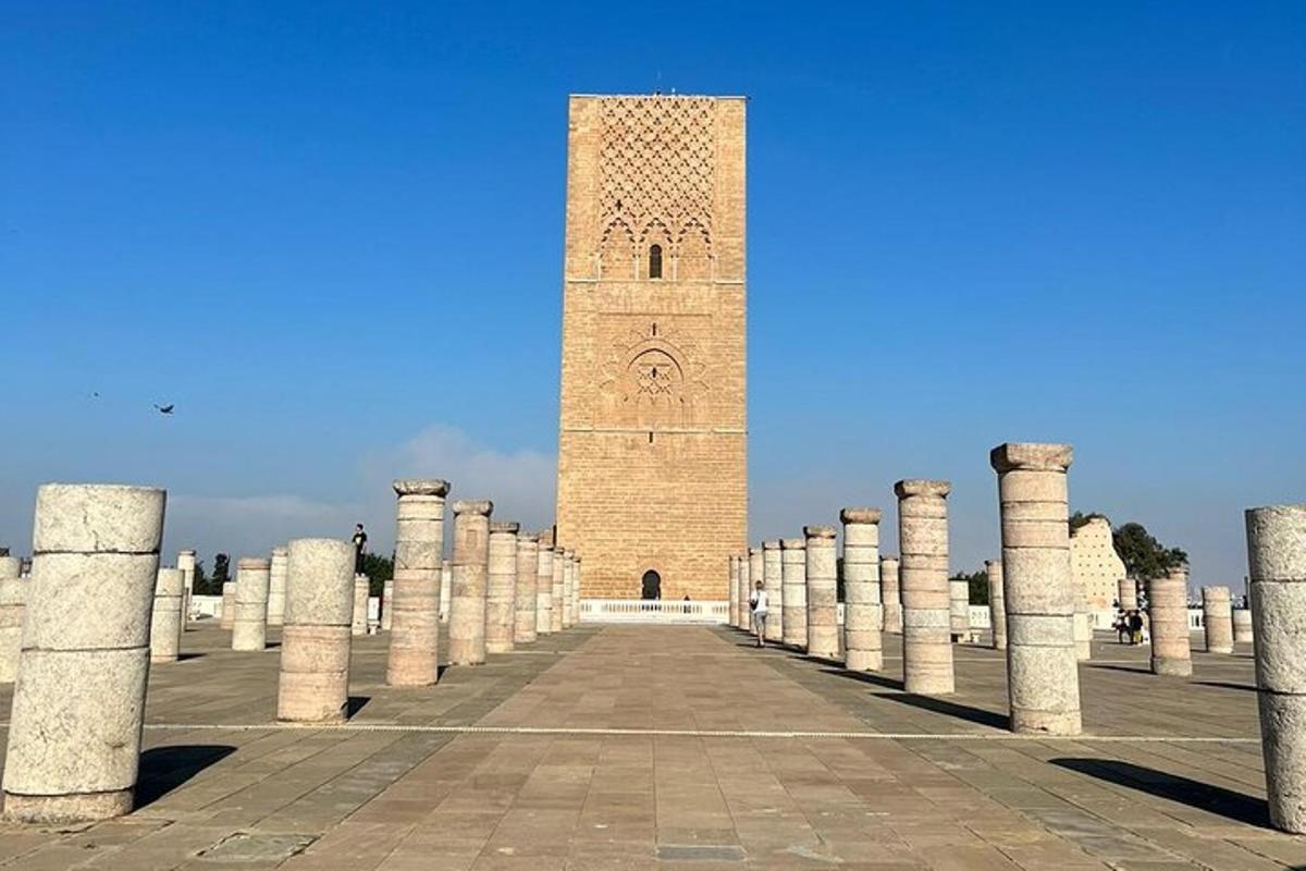 una grande torre dell'orologio al centro di un cortile