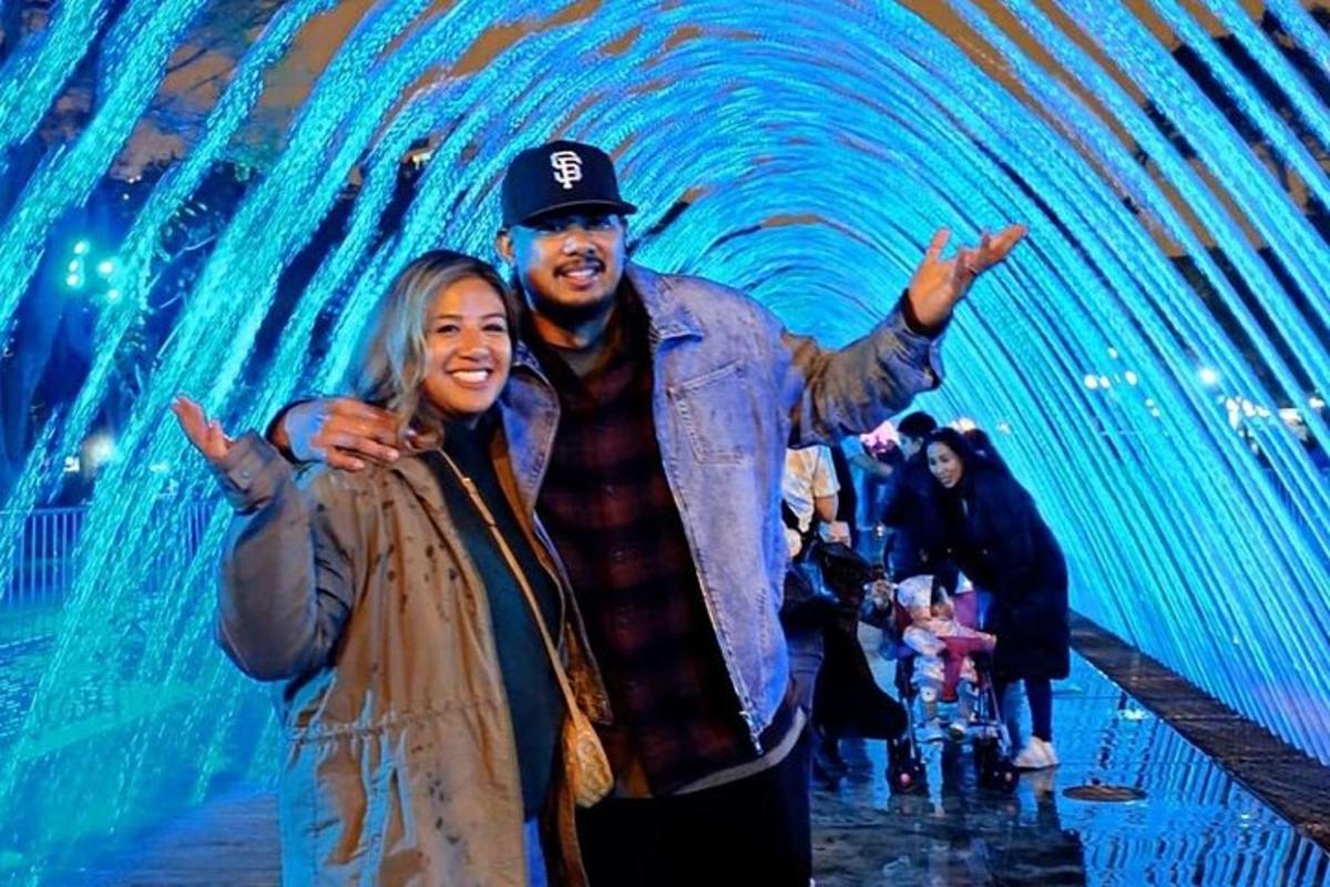 en mann og en kvinne poserer foran en tunnel
