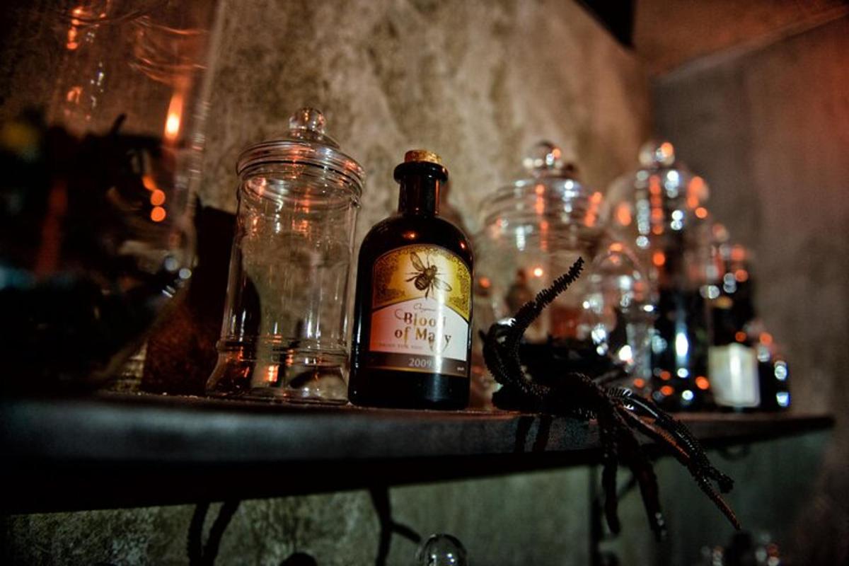 láhev alkoholu sedící na stole se sklenicemi