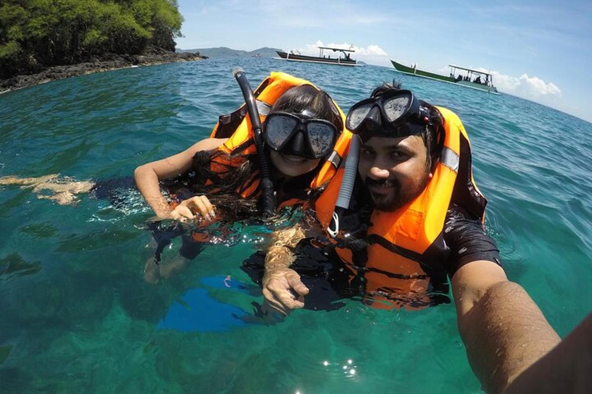 dua orang di dalam air di lautan