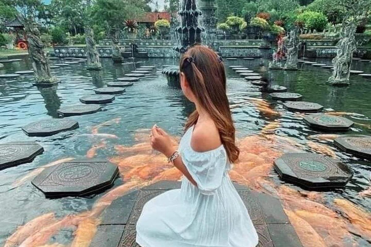 seorang wanita berlutut di kolam air
