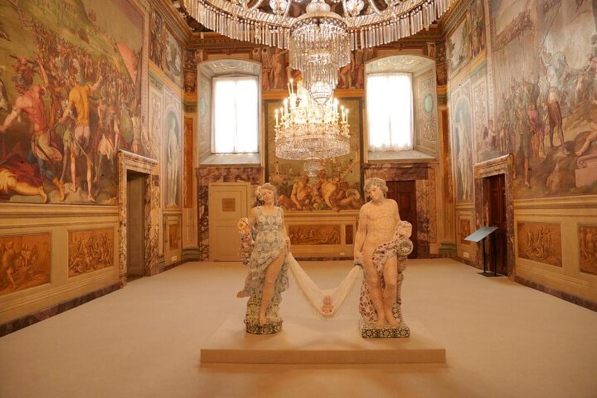 muzeum se dvěma sochami v místnosti s obrazy