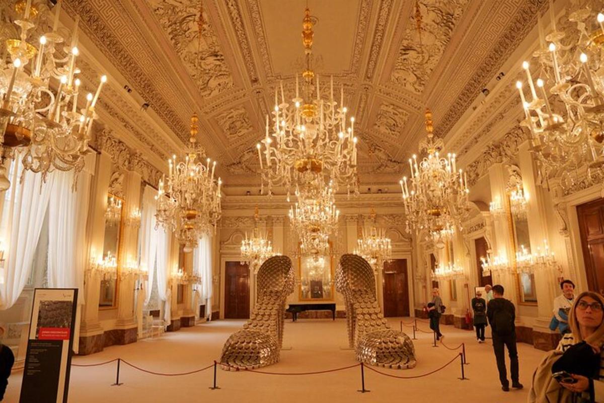 una grande stanza con lampadari e sedie al suo interno