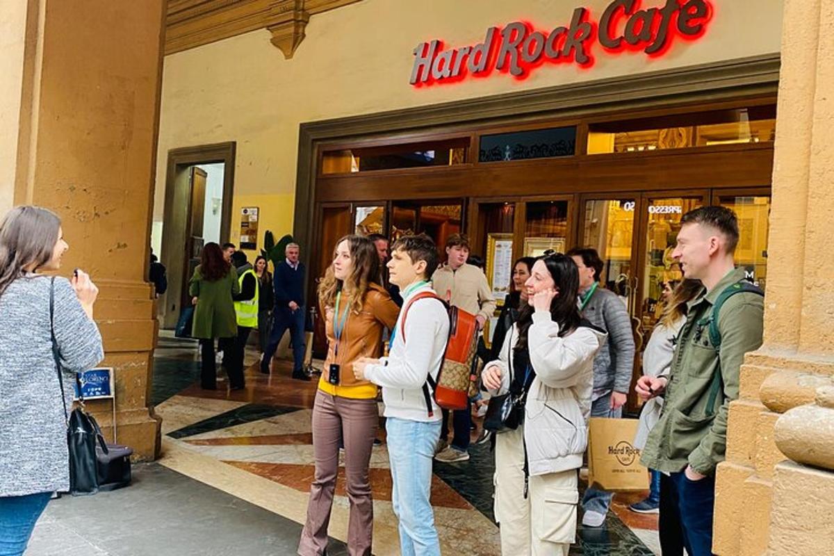 un gruppo di persone in piedi fuori da un negozio