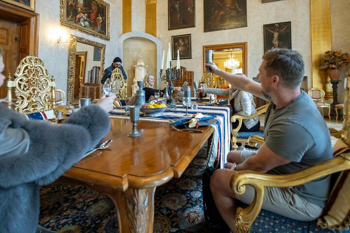 um homem sentado à mesa em uma sala