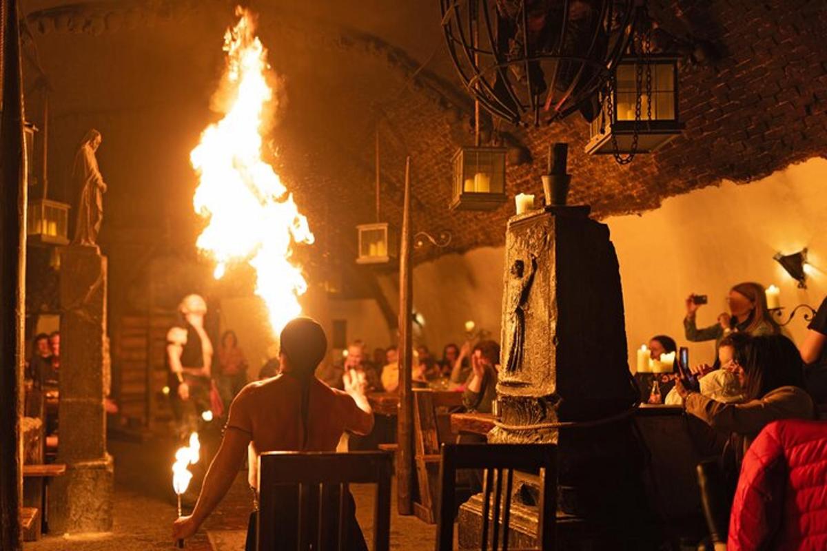 um homem sentado em frente a uma lareira em um restaurante