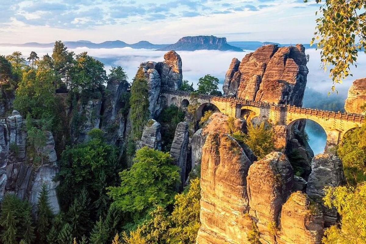 Una vista de las montañas azules con un puente.